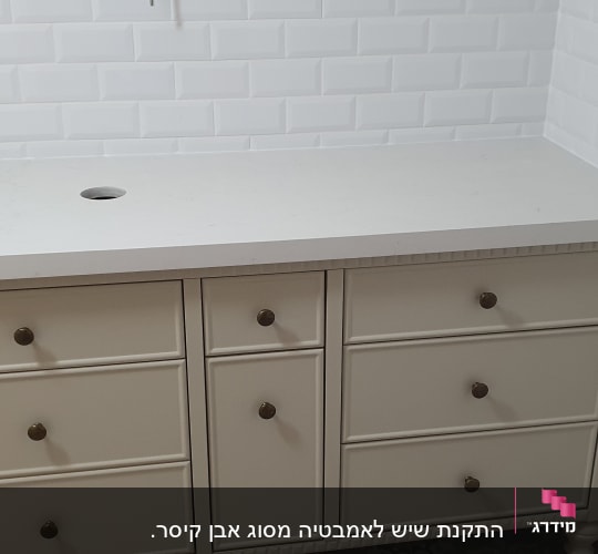 משטח שיש לבן עם חור לכיור